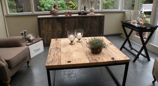 Salontafel met metalen onderstel