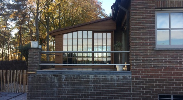 Houten veranda in afrormosia