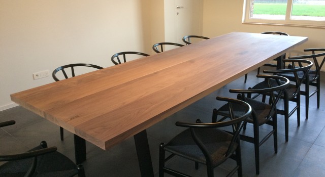 Massief houten tafel in notelaar