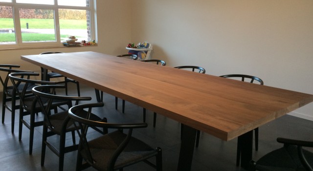 Massief houten tafel in notelaar