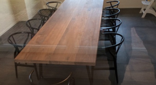 Massief houten tafel in notelaar